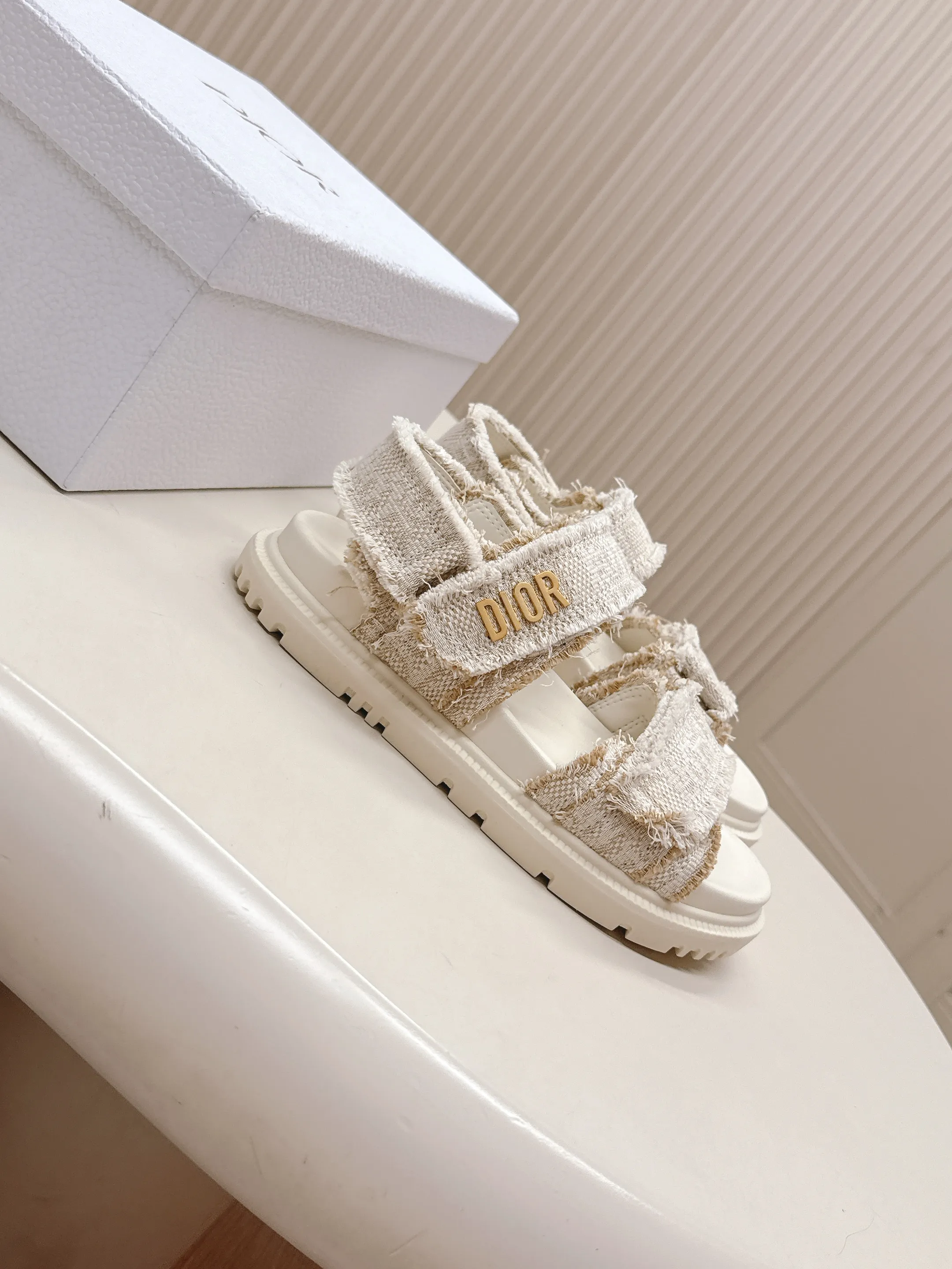 👟👟Ex-factory price 460👟👟 New color cloth, classic upgrade plus 2025 new color series Dior Dior classic Velcro sandals and slippers series, original replica, high version, super durable and versatile, very comfortable on the feet, slim and white, original customized upper, original D hardware buckle, original TPU outsole Size: 35-41